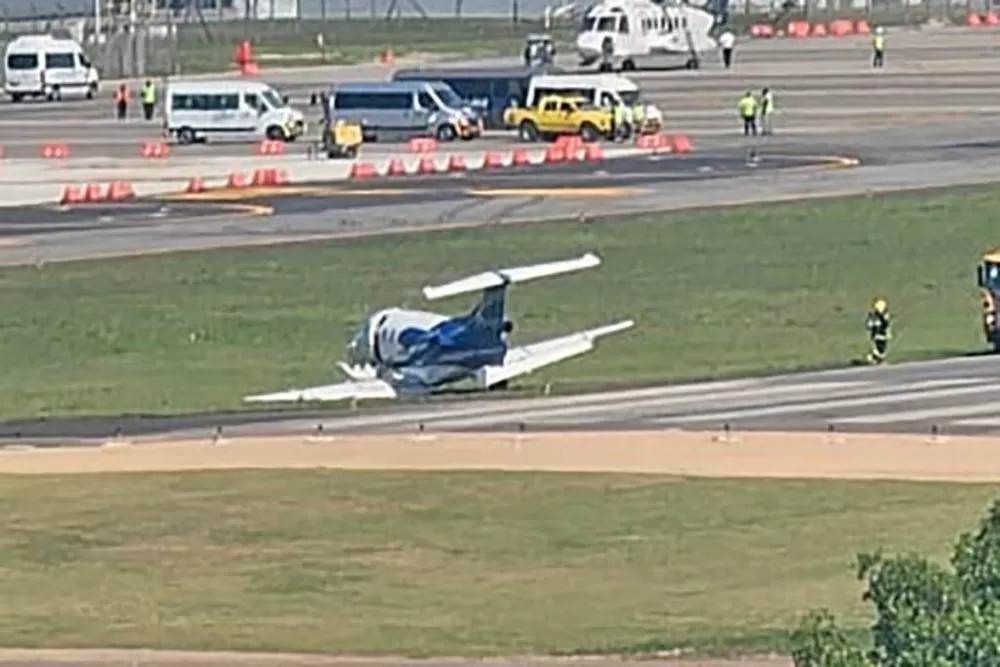 Aeroporto de Jacarepaguá está com a pista fechada após jatinho parar na grama