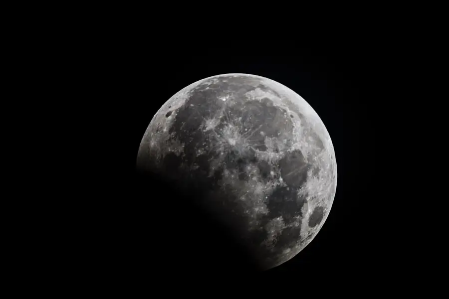Eclipse lunar total mais longo do ano ocorre neste fim de semana; saiba como ver
