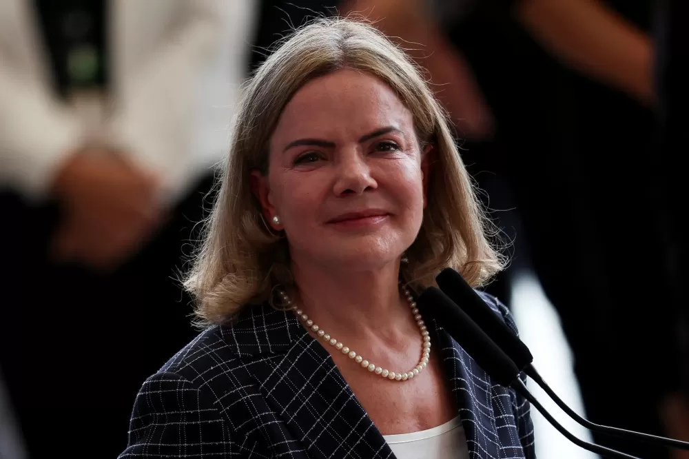 Gleisi convoca ministros do Centrão para reunião e tenta barrar anistia