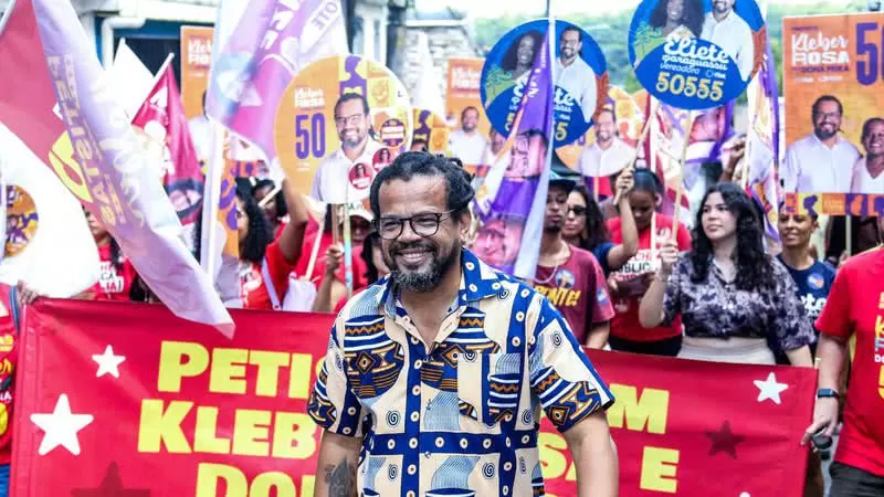 Ex-candidato a Prefeitura de Salvador queima bandeira dos EUA e imagem de Trump
