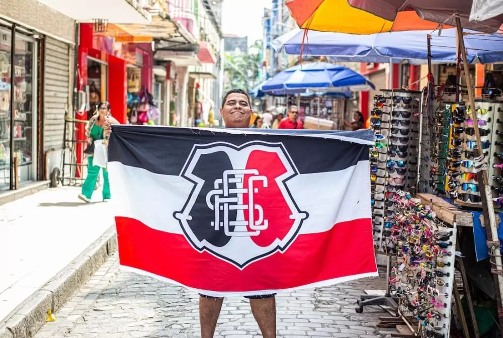 Ruas do Recife amanhecem tomadas por torcedores do Santa Cruz após acesso à Série C