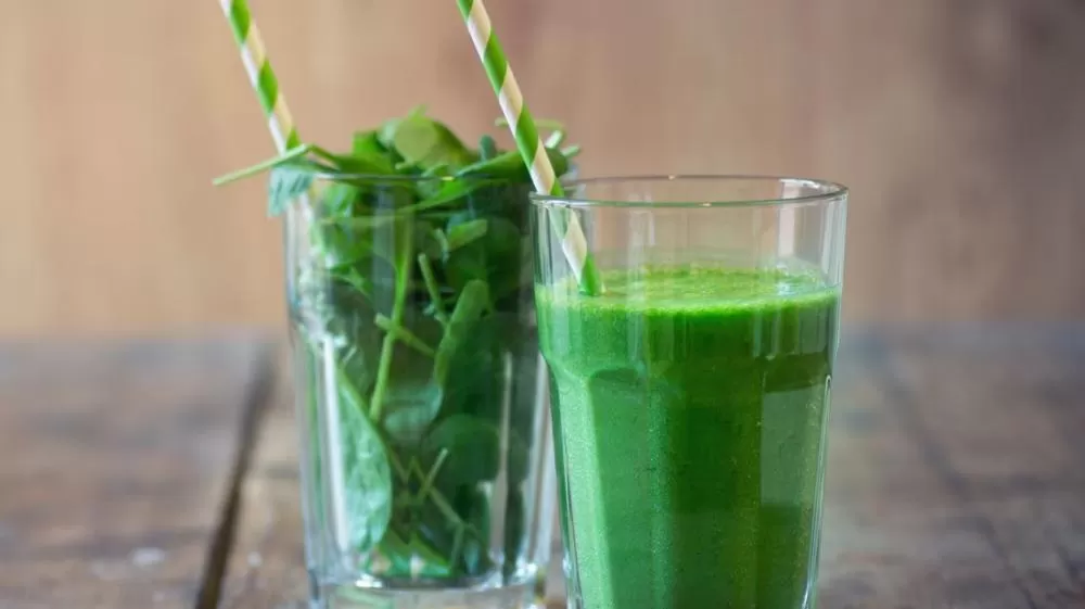 Esta bebida combina espinafre com whey protein para recuperação muscular ideal