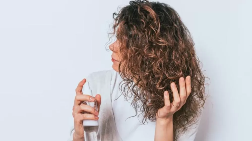 5 cuidados essenciais com cabelos cacheados e crespos