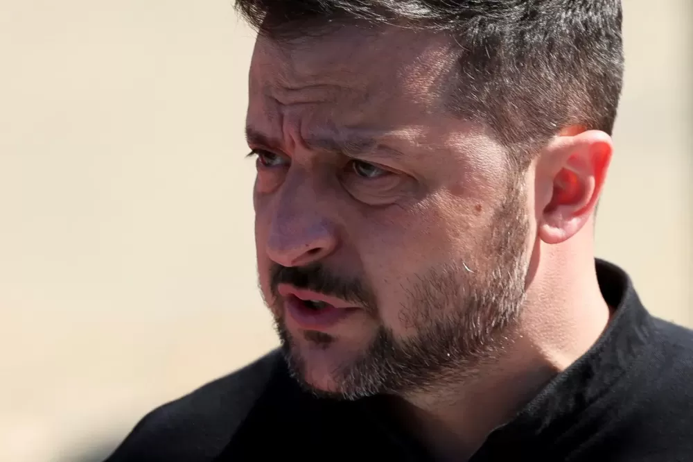 Ataque aéreo russo em vilarejo ucraniano mata mais de 20 pessoas, diz Zelensky