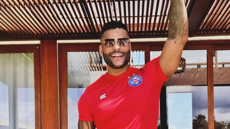 Tony Salles ‘quebra a internet’ com clique ousado em homenagem ao Bahia; confira