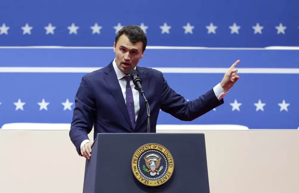 Charlie Kirk, influenciador aliado de Trump, morre após ser baleado em evento nos EUA