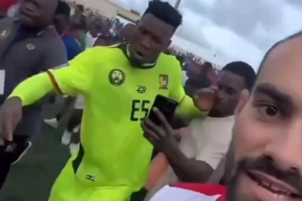 De saída do United, Onana empurra torcedor após derrota de Camarões nas eliminatórias da Copa