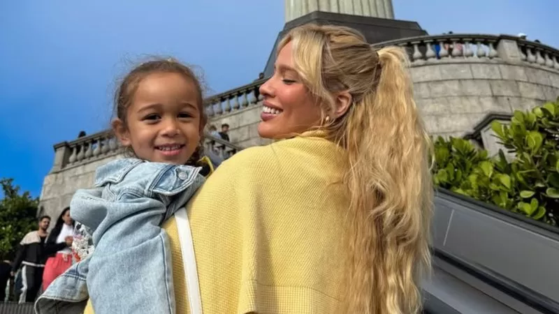 Karoline Lima surge com visual completamente diferente e filha tem reação inusitada; veja