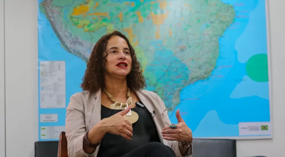 Brasil “beberá da fonte” DeepSeek, mas quer IA própria, diz ministra à CNN.