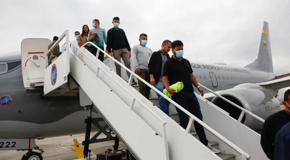 “Ninguém nos disse nada”: Colombianos deportados relatam dificuldades em retorno.