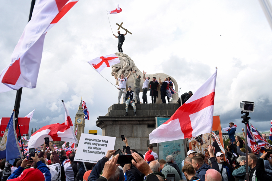 Protesto contra imigração reúne mais de 100 mil manifestantes em Londres