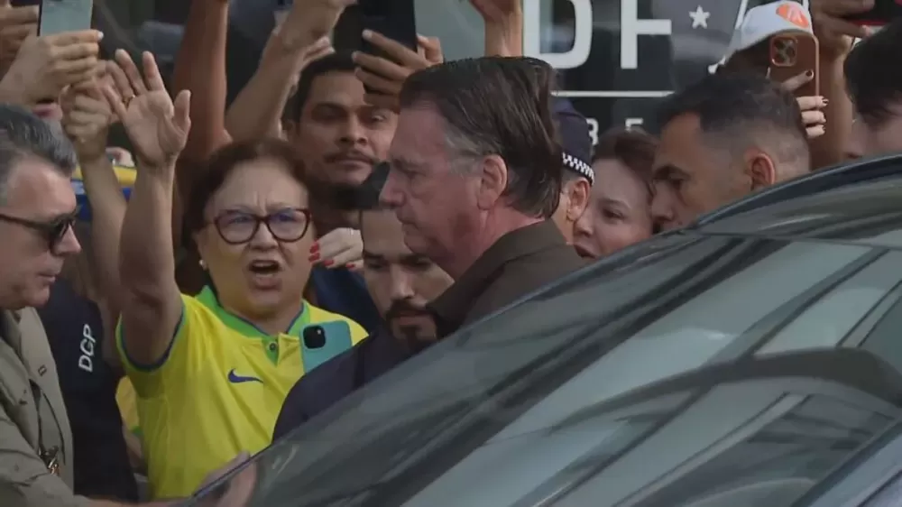 Bolsonaro deixa condomínio pela primeira vez após condenação