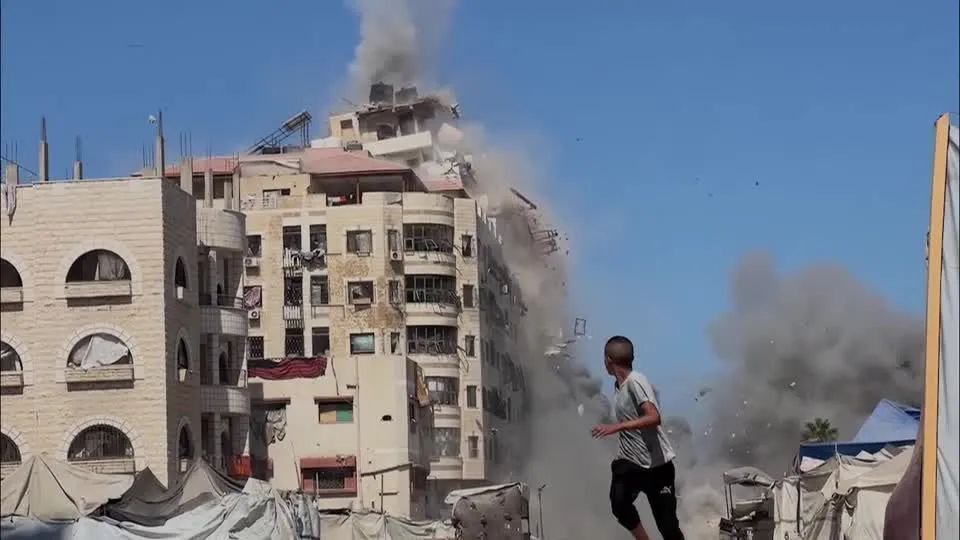 Vídeo: Ataque de Israel derruba prédio residencial em Gaza