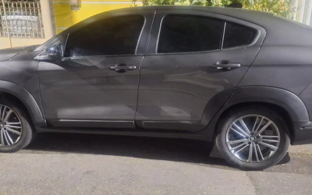 Carro de aplicativo que levava família com criança é alvo de criminosos na Zona Norte