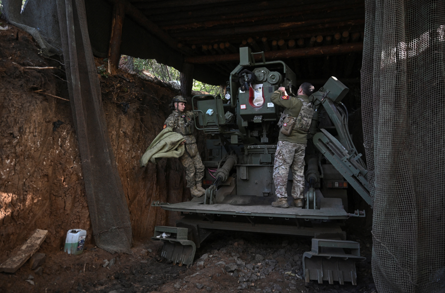 Drones ucranianos atingem refinaria de petróleo da Rússia e causam incêndio