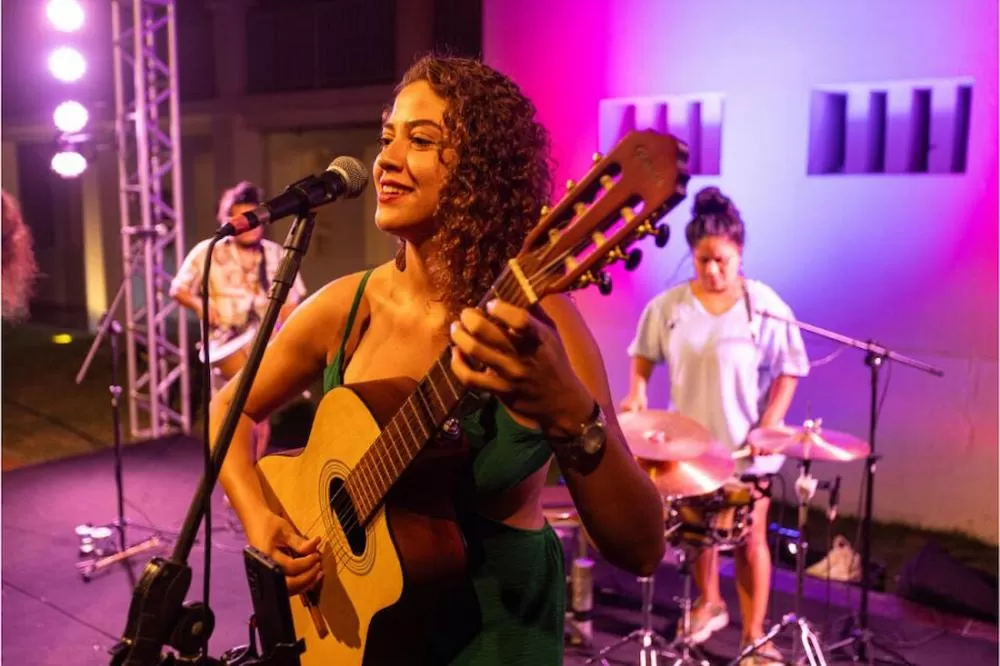 Violonista cearense Tâmara Lacerda investiga no Recife o choro pernambucano 