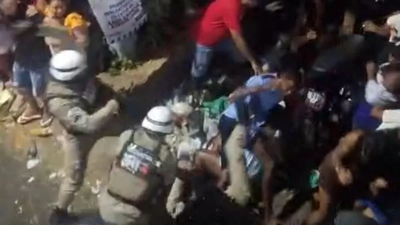 VÍDEO: Confusão entre policiais e foliões marca Lavagem do Coroado, em Salvador