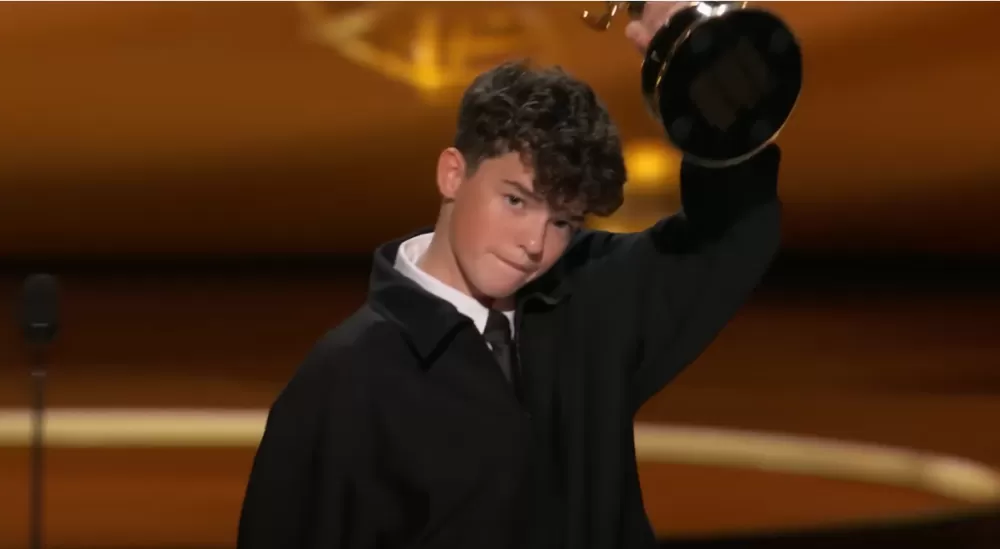 Owen Cooper, de “Adolescência”, é o mais jovem a levar Emmy e faz discurso inspirador