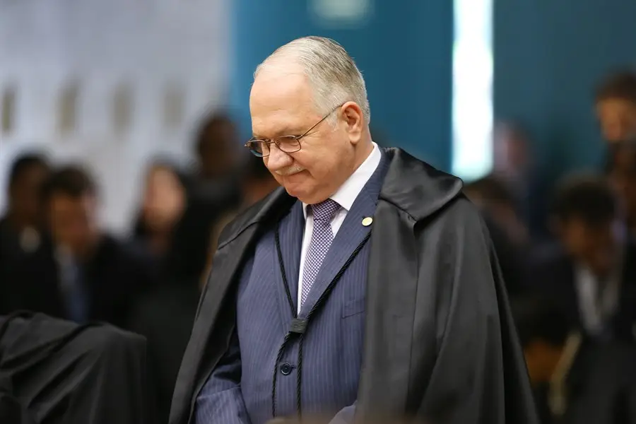 Filha do ministro Edson Fachin é atacada e recebe cusparada em universidade do PR