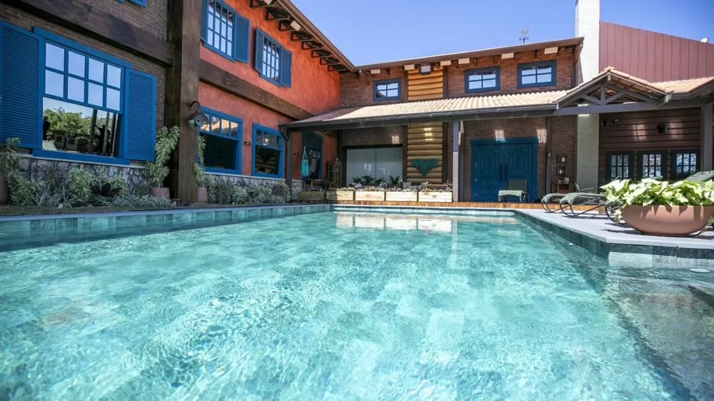 A Fazenda 17 chega com tudo: 26 novos peões vão invadir a sua rotina; e 2 são infiltrados