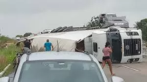 Carreta tomba na BR-101 em Junqueiro e carga de café é saqueada; veja vídeos