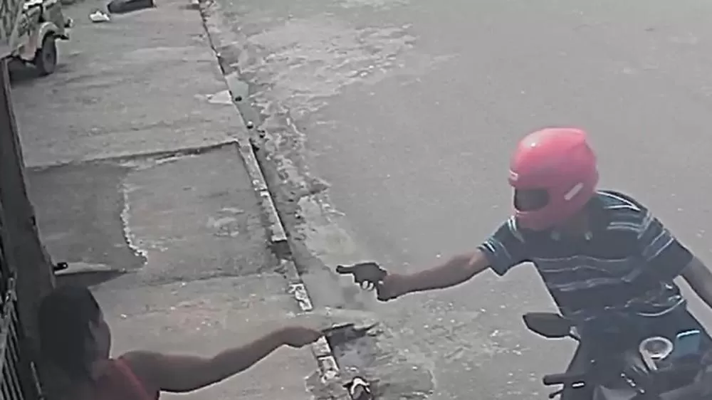 Câmera flagra mãe e filha rendidas em assalto à mão armada em Maceió; veja vídeo