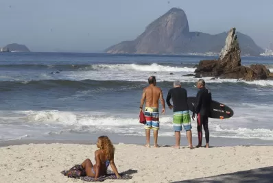 Última semana antes da primavera começa com sol, ondas raras e alegria de surfistas; veja a previsão