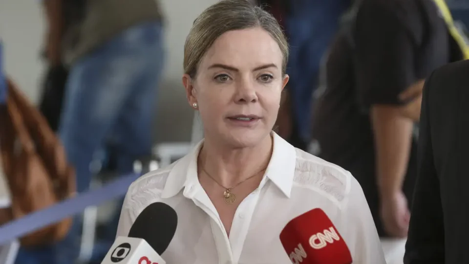 Lula chama Gleisi e sinaliza que ela assumirá ministério.