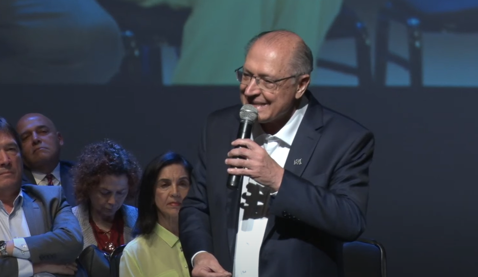 “Traidor da Constituição é traidor da Pátria”, diz Alckmin em ato pela democracia