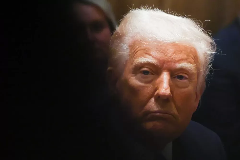 Trump processa New York Times por calúnia e pede R$ 80 bilhões