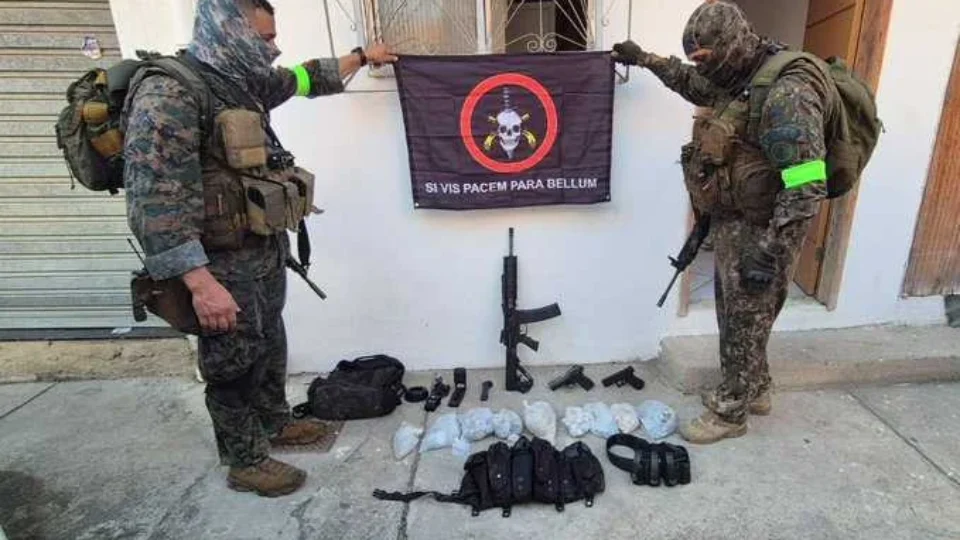 Operação policial no Complexo da Maré tem relatos de tiroteio e fecha avenida Brasil.