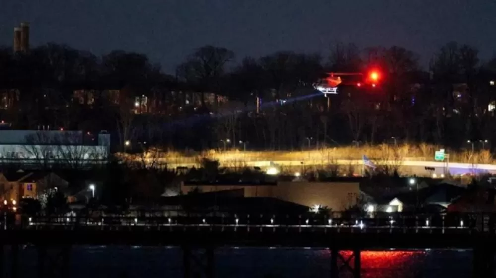 Avião com 64 pessoas bate em helicóptero e cai em Washington.