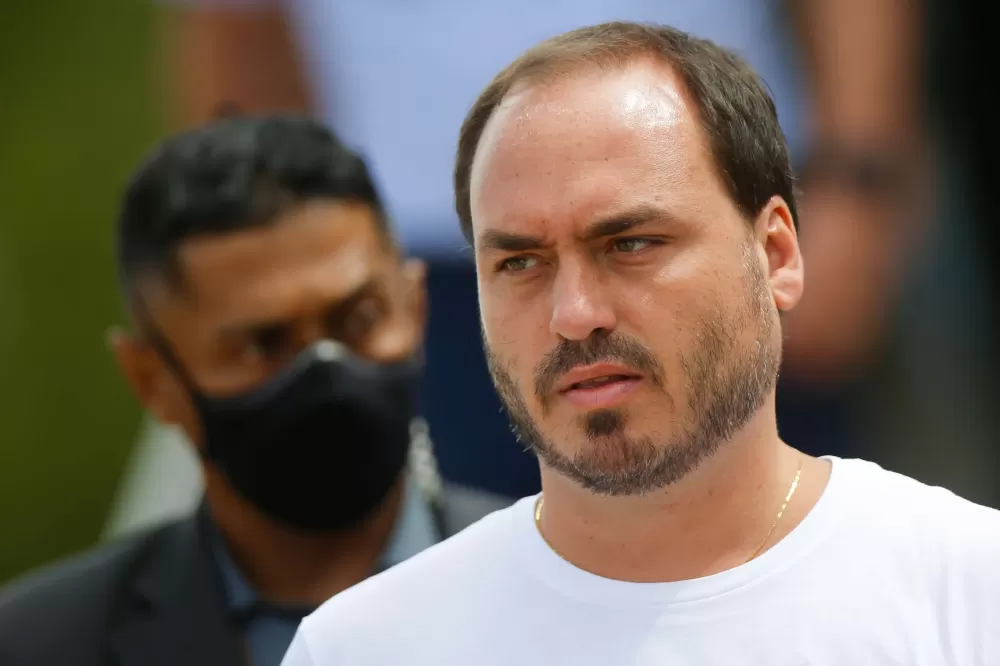 Carlos Bolsonaro relata agravamento da saúde do pai e menciona suspeita de câncer