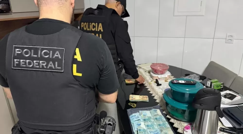 R$ 1,1 milhão em avião: prefeito é alvo da PF por suposta compra de votos.