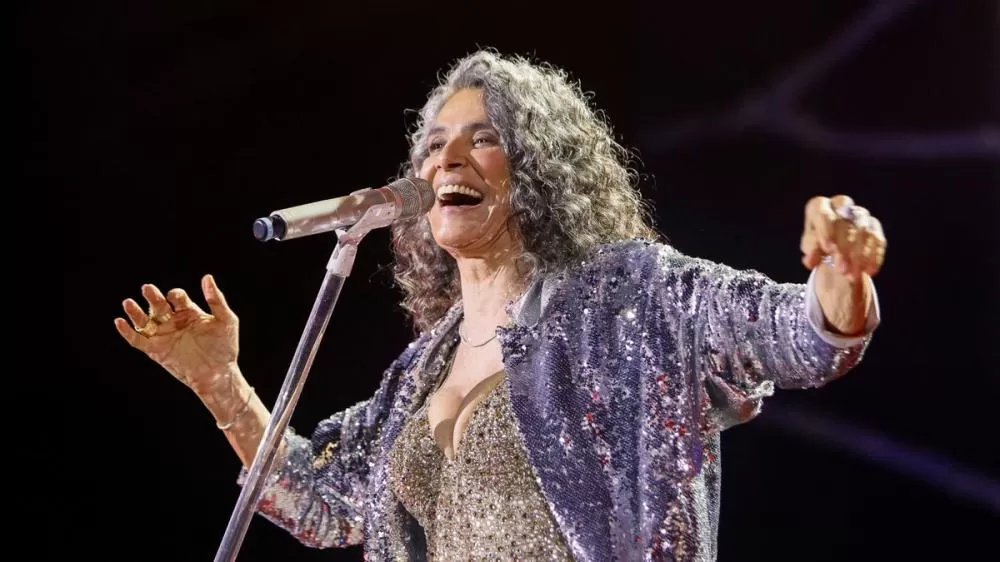 Simone se apresenta em Maceió neste domingo no Teatro Gustavo Leite