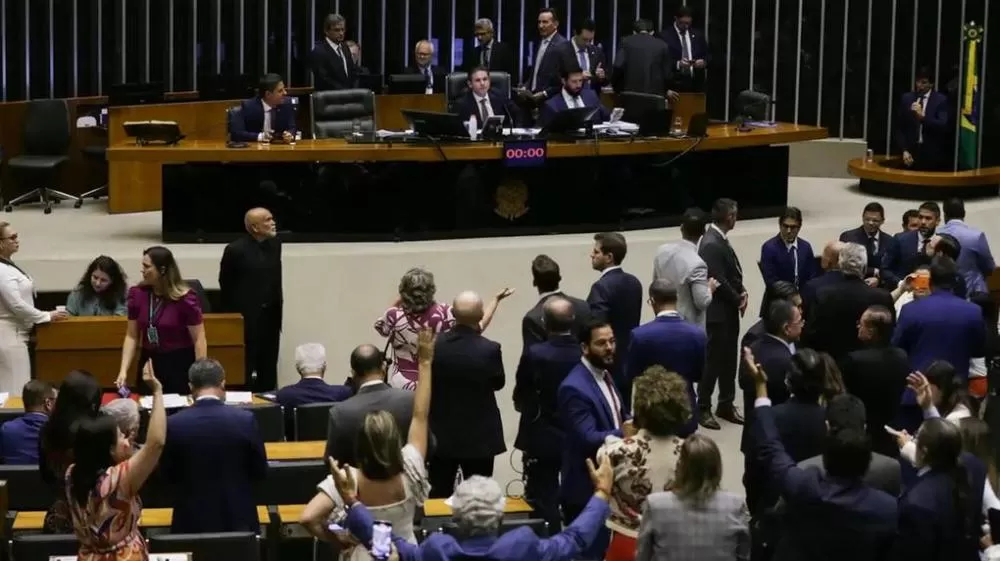 Câmara dos Deputados aprova urgência de projeto de anistia a condenados do 8 de Janeiro