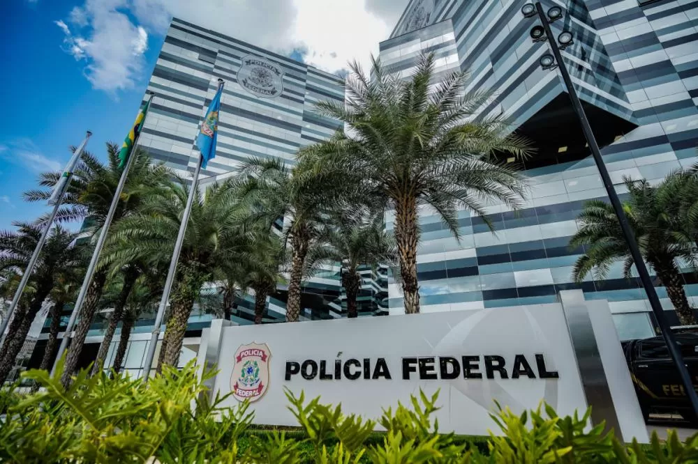 PF prende mulher que tentou sacar mais de R$ 1 milhão com documento falso, em Gravatá