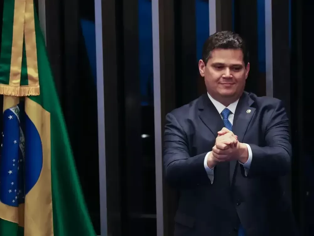 Alcolumbre diz que texto alternativo sobre anistia está “pronto”