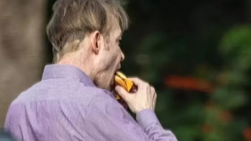 Principal suspeito no caso Madeleine celebra a liberdade num McDonald's