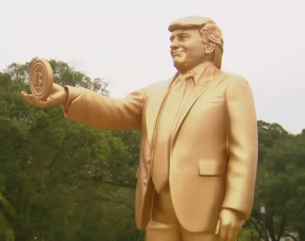 Estátua gigante de Trump segurando um Bitcoin é erguida em Washington
