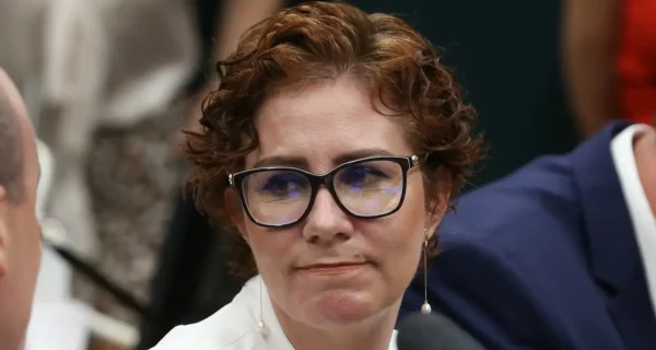 TRE-SP cassa mandato de Carla Zambelli (PL) por desinformação eleitoral.