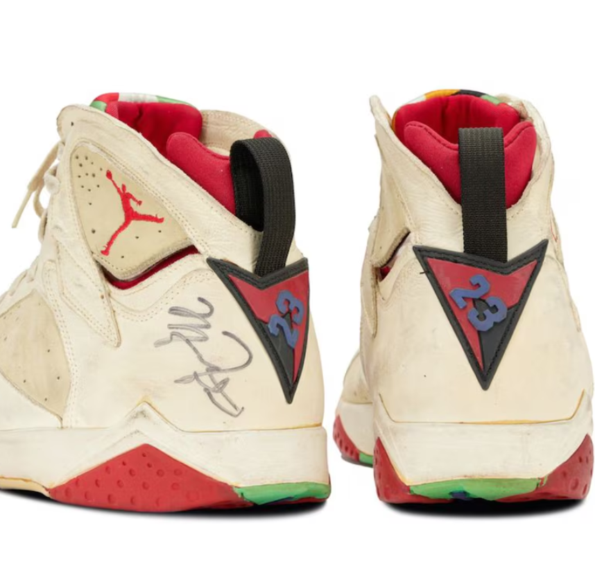 Tênis usados por Jordan em lance livre “às cegas” podem ser leiloados por R$ 3,2 mi