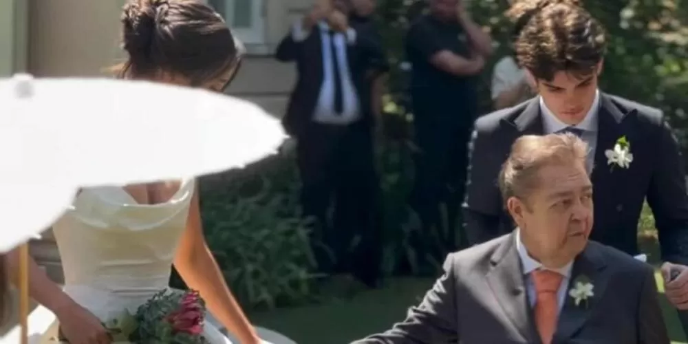 De cadeira de rodas, Faustão leva a filha até o altar, na residência da família em São Paulo; veja