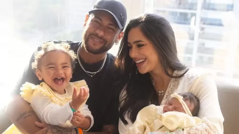 Bruna Biancardi exibe registro inédito ao lado das filhas com Neymar; confira
