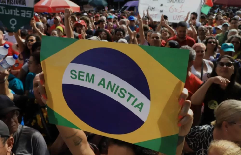 Esquerda vai às ruas em diversas capitais contra anistia e PEC da Blindagem.