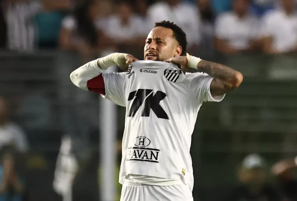 Patrocinador diminui logo na camisa do Santos após reclamações da torcida