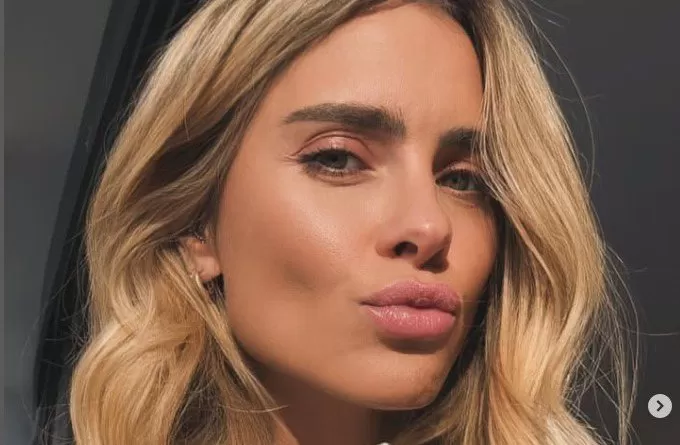 Aos 47 anos, Carolina Dieckmmann exibe abdômen trincado em celebração de aniversário; assista