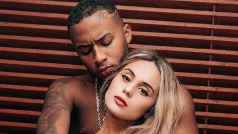 Após acusações de traição, Orochi e Lara Jucá trocam beijo em show do rapper; veja vídeo