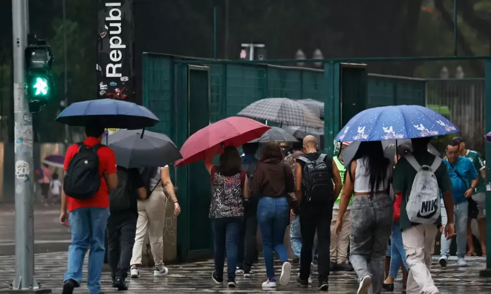 Chuva deixa SP em estado de atenção para alagamentos; 560 mil imóveis estão sem luz