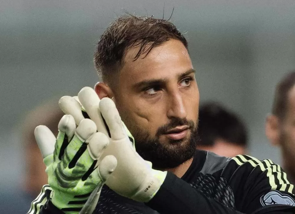 Donnarumma recebe Troféu Yashin de melhor goleiro da temporada